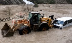 Hakkari’de taşkın alarmı: Araç sulara kapıldı