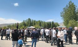 Hakkari- Van yolu vatandaşlar tarafından trafiğe kapatıldı