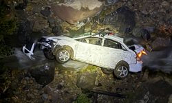 Dere yatağına devrilen otomobildeki 1 kişi öldü, 1 kişi yaralandı