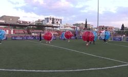 Silopi'de gençler balonun içerisinde futbol oynadı