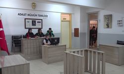 Sınıfta kurulan mahkemede hukuk öğreniyorlar