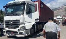 Tırın çarptığı motosikletteki anne ve 2 çocuğu yaralandı