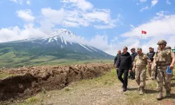 Iğdır Valisi Taşolar Ağrı Dağı'ndaki karakolları inceledi