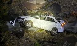 Bingöl’de otomobil dere yatağına devrildi