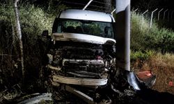 Alkollü sürücü direğe çarparak yaralandı
