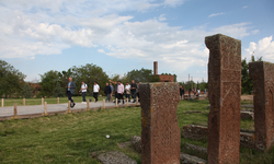 Ahlat'a gelen gazeteciler tarihi yerleri gezdi