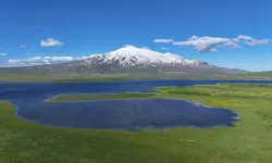 Süphan Dağı ve Cil Gölü manzarası büyülüyor
