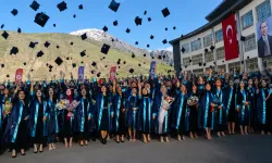 Hakkari Üniversitesi’nde mezuniyet coşkusu: 800 öğrenci kep attı