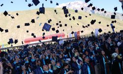 Hakkari Üniversitesi’nde mezuniyet coşkusu: 800 öğrenci kep attı