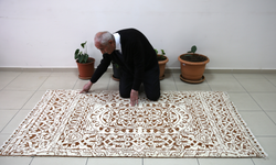 Mezar taşındaki motifler 700 bin ilmekle halıya işlendi