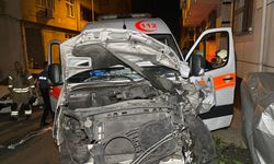 Hasta taşıyan ambulans ile otomobil çarpıştı: 3 yaralı