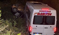 Minibüs ile otomobil çarpıştı: 11 yaralı