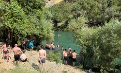 Sıcaktan kaçan gençler Hakkari’nin serin sularına koşuyor