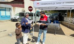 Hakkari'de vatandaş ve çiftçilere bilgilendirici broşür dağıtıldı
