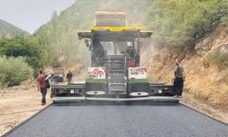 Hakkari kırsalında yollar yenileniyor: Mezra yollarına 6 kilometre asfalt