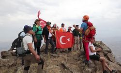 30 dağcı Zafer Bayramı'nı zirvede kutladı