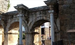 1900 yıllık Hadrian Kapısı tarihe ışık tutuyor
