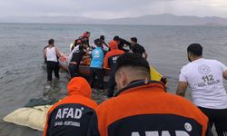 Van Gölü açıklarına sürüklenen 3 kişi kurtarıldı