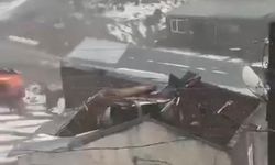 Çıldır'da dolu ve fırtına çatıları uçurdu