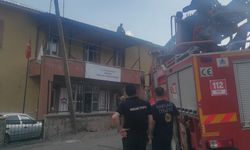 Hakkari’de çatıda mahsur kalan işçiyi itfaiye kurtardı