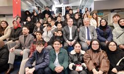 Üniversiteyi kazanan öğrencilere başarı ödülü