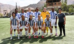 Hakkari’nin kadın futbol takımına Betül Sayan Kaya’dan tebrik