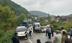 Otomobil ve hafif ticari araç çarpıştı: 1'i bebek, 7 yaralı
