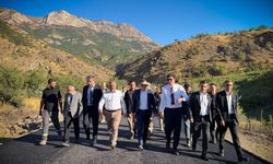 Hakkari’nin Şemdinli ilçesinde köy yollarına sıcak asfalt