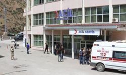 Hakkari’de üçüncü katın balkondan düşen F.Ş. hastaneye kaldırıldı