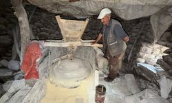Hakkari'de 47 yıldır dede yadigarı su değirmenini işletiyor