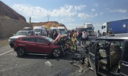 Hafif ticari araç ile otomobil çarpıştı: 6 yaralı