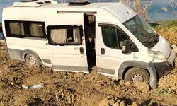İşçi servis minibüsü şarampole yuvarlandı; 13 yaralı