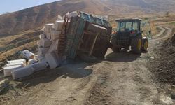 Hakkari’de üreticinin yol çilesi kazayla sonuçlandı: Römork devrildi