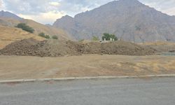 Hakkari’de mezarlığa dökülen hafriyata mahalle sakinleri tepki gösterdi