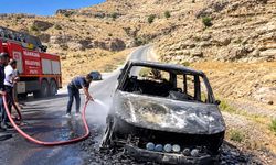 Hakkari-Şırnak yolunda seyir halindeki araç yandı