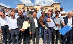 Hakkari’de yayla yolu tartışması: Çimenli köylüleri tapu ve kayıtlarını gösterdi