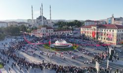 Sivas'ta 1058 kişi aynı anda halay çekti