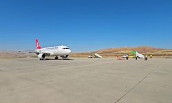 Yenilenen Siirt Havalimanı'na ilk yolcu uçağı indi