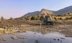 Hakkari Derecik’te taşkınlara karşı dere yatağı temizleniyor