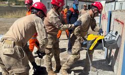 Hakkari’de JAK ekiplerine enkazda arama kurtarma eğitimi