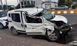 Muş'ta tıra çarpan hafif ticari araçtaki 3 kişi yaralandı