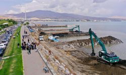 Van Gölü'nde dip çamuru temizliği sürüyor