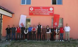 Bitlis'te hükümlülere tatlı ikram edildi