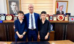 Başkan Büyüksu başarılı ikizleri ağırladı