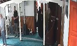 Camiye namaza gelen kadının çantasındaki altınları çaldılar