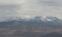 Ağrı Dağı'na mevsimin ilk karı yağdı