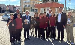 Eşekle Türkiye’yi geziyor, kitap ve kırtasiye dağıtıyor