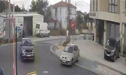 Otomobille çarptığı ‘dur’ tabelasını sökmeye çalıştı