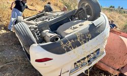 Şarampole yuvarlanan otomobildeki karı-koca yaralandı