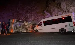 Giresun'da minibüs ile kamyonet çarpıştı: 23 yaralı